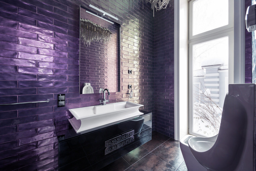 Источник вдохновения для домашнего уюта: ванная комната в стиле фьюжн с плоскими фасадами, черными фасадами, писсуаром и настольной раковиной