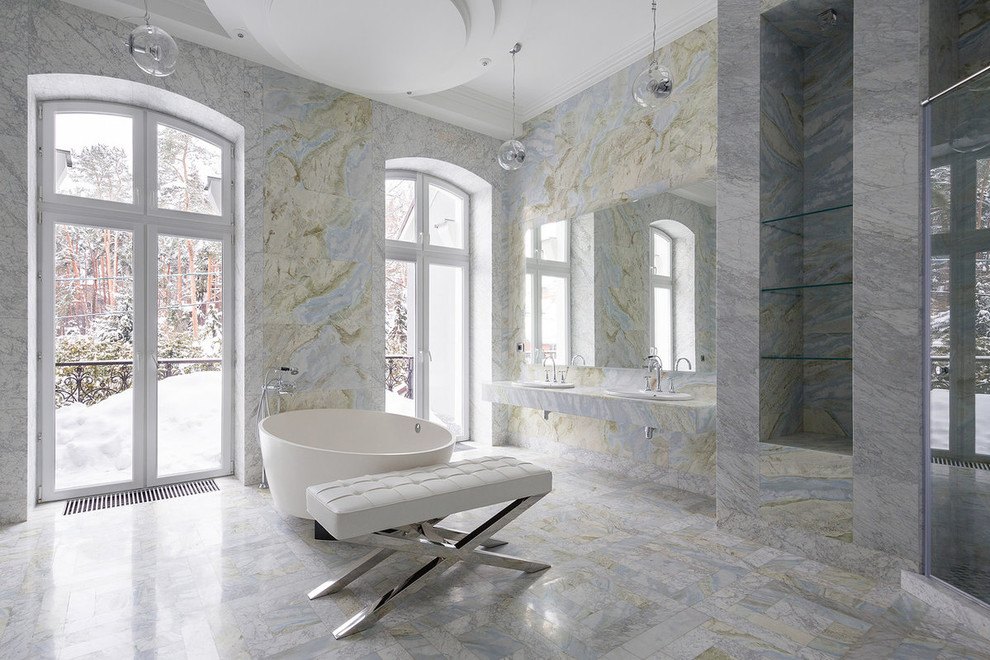 На фото: огромная главная ванная комната в современном стиле с накладной раковиной с