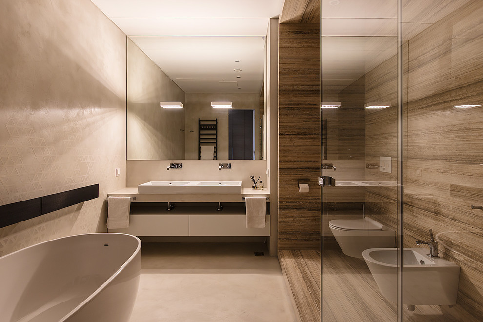 Foto di una stanza da bagno padronale design con ante lisce, ante bianche, vasca freestanding, bidè, piastrelle beige, lavabo rettangolare, pavimento beige e top bianco