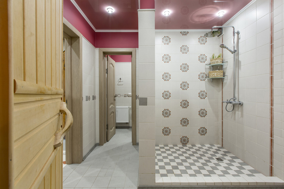Cette photo montre une petite salle de bain tendance avec un carrelage blanc.