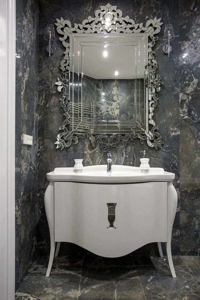 Klassisches Badezimmer mit weißen Schränken und grauen Fliesen in Moskau