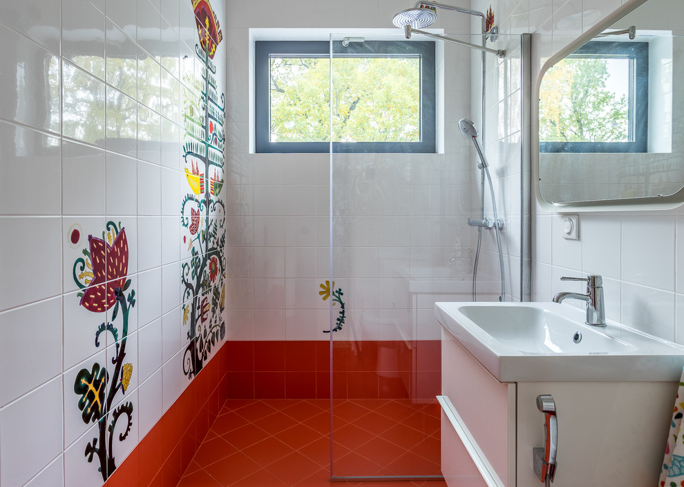 На фото: маленькая детская ванная комната в стиле фьюжн с плоскими фасадами, белыми фасадами, белой плиткой, разноцветной плиткой, керамической плиткой, полом из керамогранита, красным полом, душем без бортиков, консольной раковиной, открытым душем и окном для на участке и в саду с