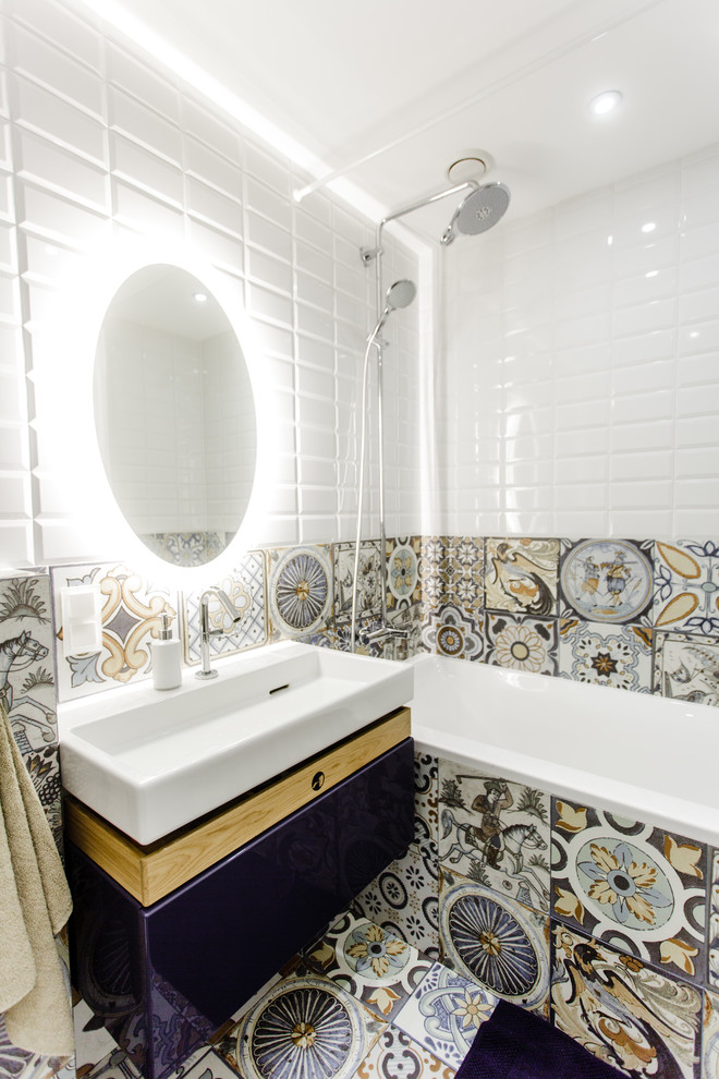 Свежая идея для дизайна: маленькая главная ванная комната в стиле фьюжн с плоскими фасадами, синими фасадами, полновстраиваемой ванной, душем над ванной, инсталляцией, разноцветной плиткой, керамической плиткой, разноцветными стенами, полом из керамической плитки, подвесной раковиной, столешницей из искусственного кварца, разноцветным полом, шторкой для ванной и белой столешницей для на участке и в саду - отличное фото интерьера