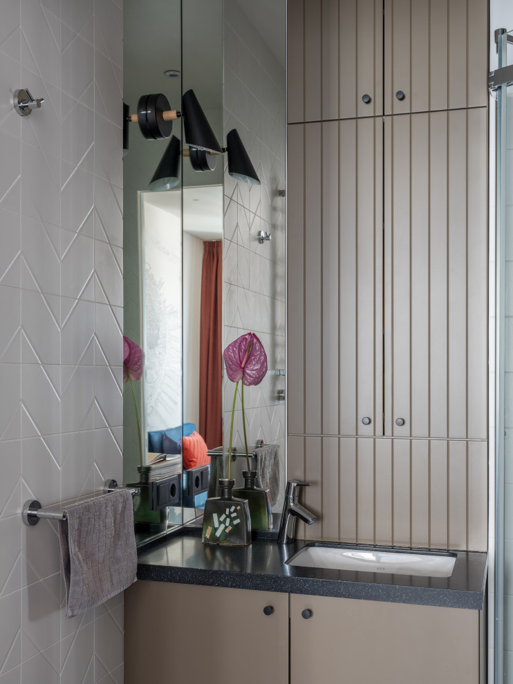Источник вдохновения для домашнего уюта: маленькая ванная комната в современном стиле с плоскими фасадами, коричневыми фасадами, душем в нише, инсталляцией, черно-белой плиткой, керамической плиткой, белыми стенами, полом из керамической плитки, душевой кабиной, врезной раковиной, столешницей из искусственного камня, черным полом, душем с распашными дверями и черной столешницей для на участке и в саду