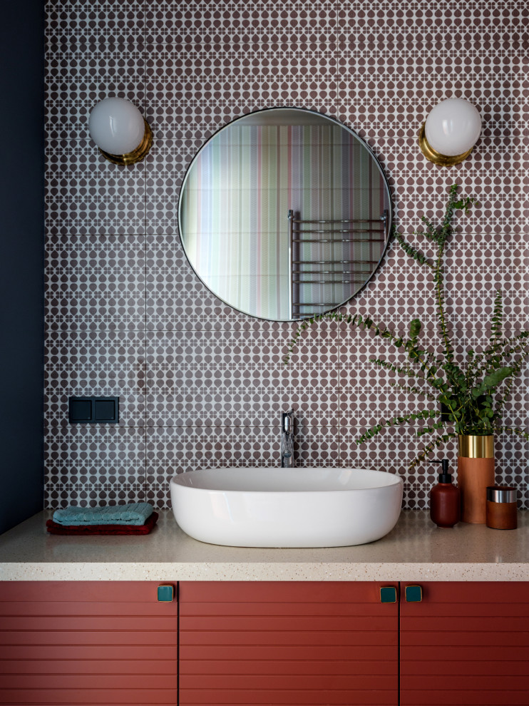Пример оригинального дизайна: маленькая главная ванная комната в современном стиле с фасадами с филенкой типа жалюзи, коричневыми фасадами, полновстраиваемой ванной, инсталляцией, керамической плиткой, разноцветными стенами, полом из керамической плитки, накладной раковиной, столешницей из искусственного камня, коричневым полом, бежевой столешницей и разноцветной плиткой для на участке и в саду