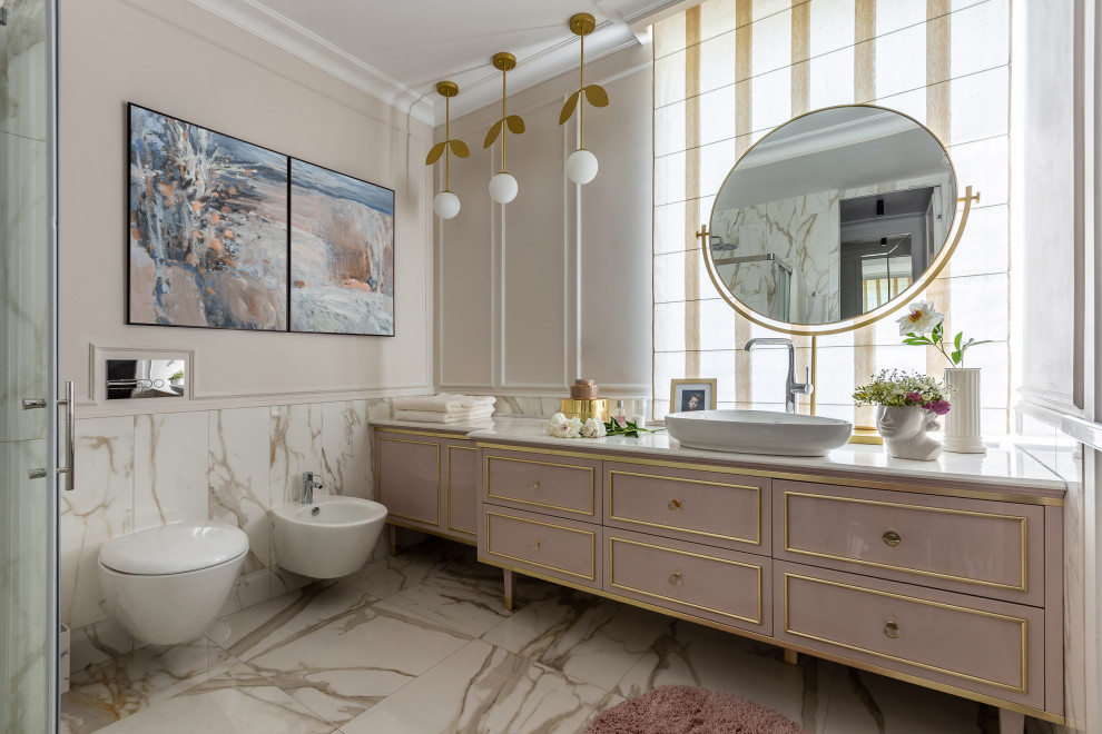 Imagen de cuarto de baño clásico renovado con armarios con paneles empotrados, paredes grises, lavabo sobreencimera, suelo blanco y encimeras blancas