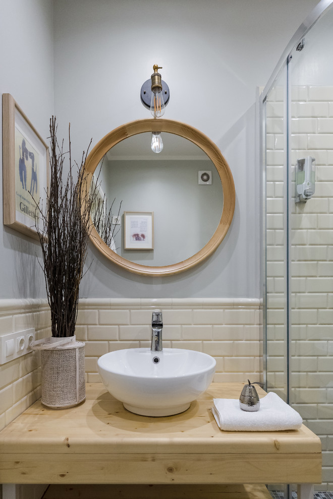 Ejemplo de cuarto de baño ecléctico pequeño con baldosas y/o azulejos de cemento, paredes grises, aseo y ducha, lavabo sobreencimera, encimera de madera y baldosas y/o azulejos blancos