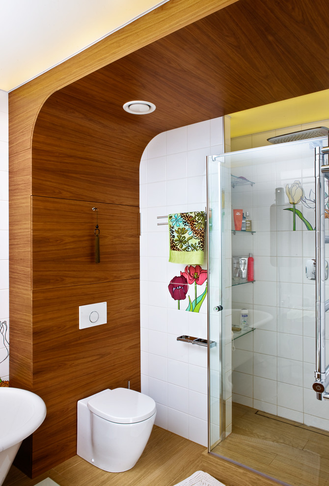 Inspiration för ett funkis en-suite badrum, med en dusch i en alkov, vit kakel, flerfärgad kakel, en vägghängd toalettstol, vita väggar och mellanmörkt trägolv