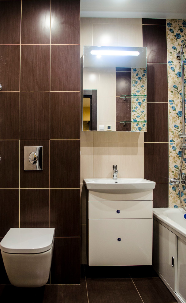 Foto di una piccola stanza da bagno padronale minimal con ante lisce, ante marroni, vasca ad alcova, piastrelle beige e piastrelle in ceramica