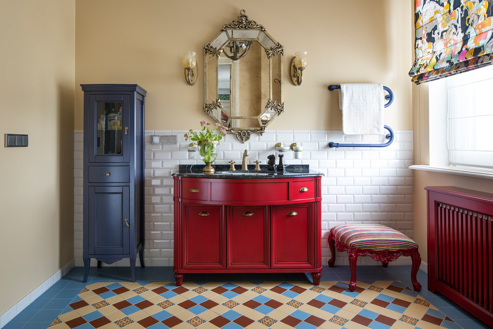 Bild på ett stort vintage badrum för barn, med luckor med infälld panel, röda skåp, vit kakel, tunnelbanekakel, ett undermonterad handfat, marmorbänkskiva, flerfärgat golv, en dusch i en alkov, en vägghängd toalettstol, blå väggar, klinkergolv i keramik och dusch med skjutdörr
