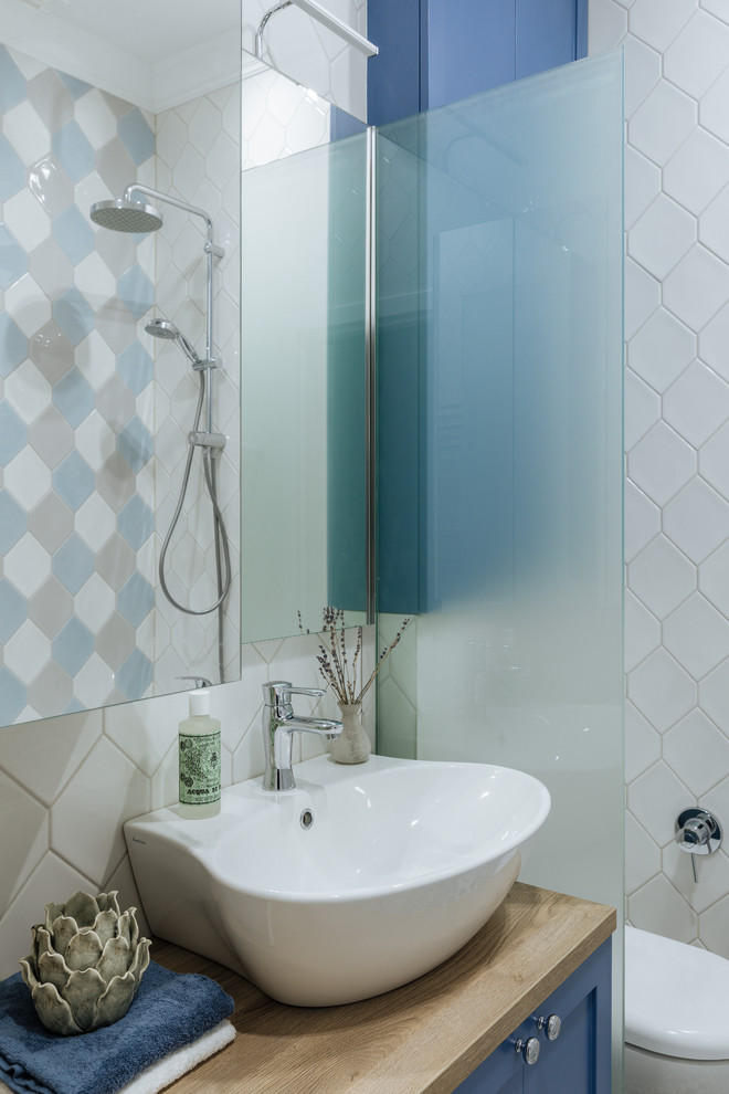 Пример оригинального дизайна: ванная комната в скандинавском стиле с белой плиткой, разноцветной плиткой, настольной раковиной и акцентной стеной