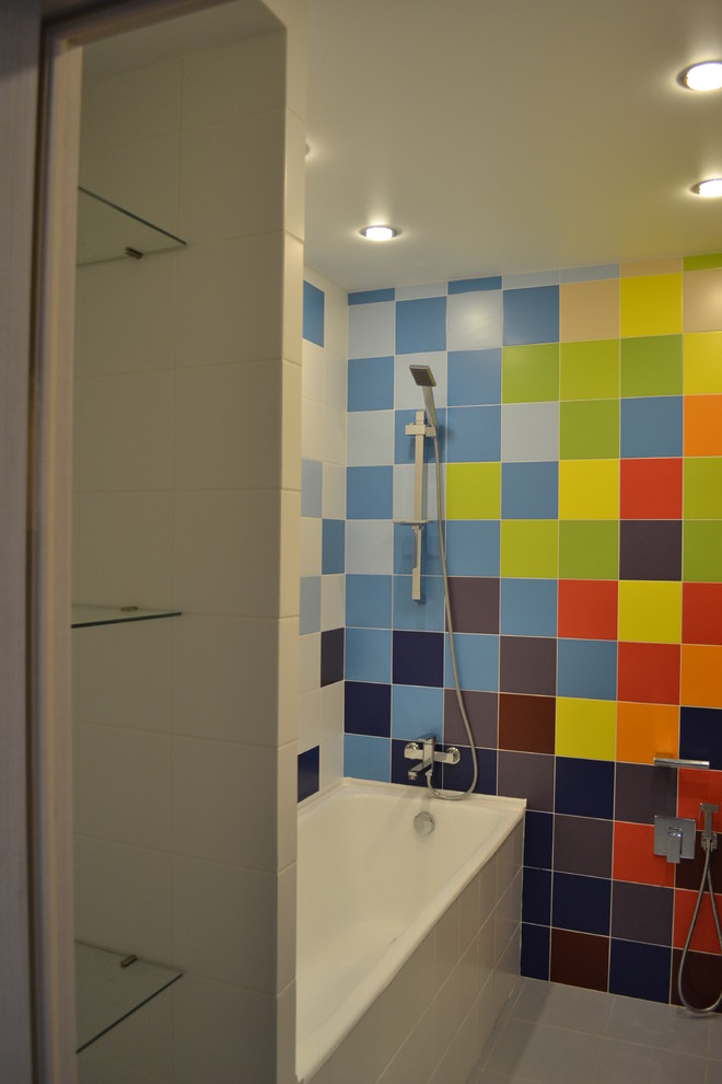 Inspiration för mellanstora moderna en-suite badrum, med en vägghängd toalettstol, flerfärgad kakel, flerfärgade väggar och klinkergolv i porslin