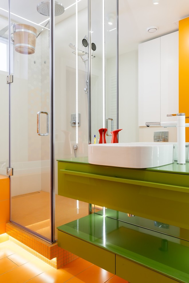 Exemple d'une salle de bain tendance pour enfant avec un placard à porte plane, des portes de placards vertess, une douche d'angle, parquet clair, une vasque, un sol beige et une cabine de douche à porte battante.