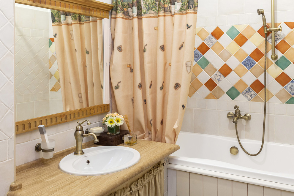 Immagine di una stanza da bagno padronale country con lavabo da incasso e top in legno