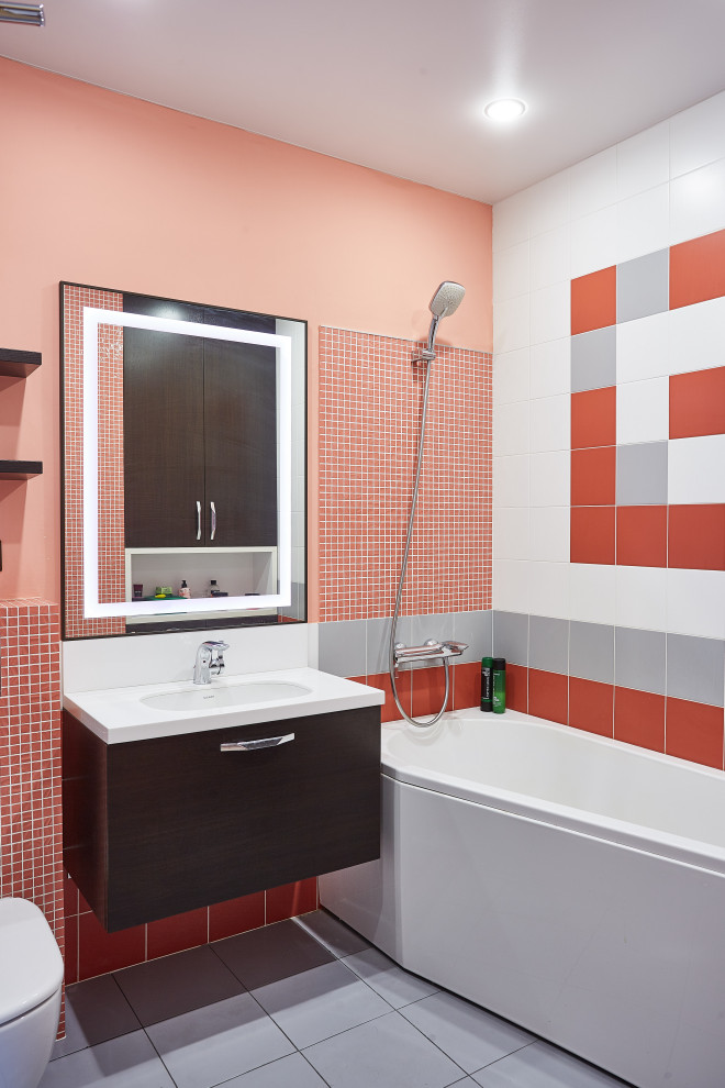 Exempel på ett litet modernt vit vitt en-suite badrum, med släta luckor, skåp i mörkt trä, röd kakel, mosaik och bänkskiva i akrylsten