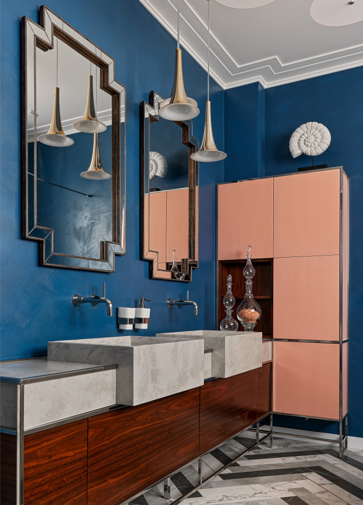 Пример оригинального дизайна: маленькая главная ванная комната в стиле неоклассика (современная классика) с плоскими фасадами, темными деревянными фасадами, полновстраиваемой ванной, душем без бортиков, инсталляцией, синей плиткой, плиткой из известняка, синими стенами, полом из керамогранита, раковиной с несколькими смесителями, столешницей из искусственного кварца, разноцветным полом, душем с распашными дверями и серой столешницей для на участке и в саду