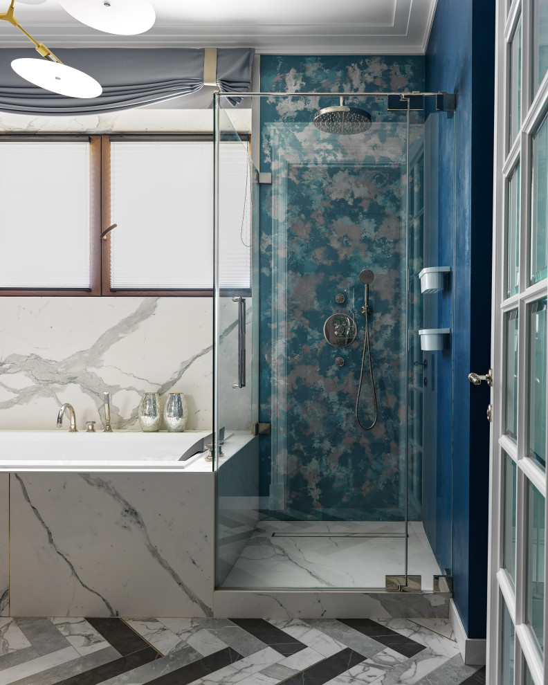 Свежая идея для дизайна: маленькая главная ванная комната в стиле неоклассика (современная классика) с плоскими фасадами, темными деревянными фасадами, полновстраиваемой ванной, душем без бортиков, инсталляцией, синей плиткой, плиткой из известняка, синими стенами, полом из керамогранита, раковиной с несколькими смесителями, столешницей из искусственного кварца, разноцветным полом, душем с распашными дверями и серой столешницей для на участке и в саду - отличное фото интерьера