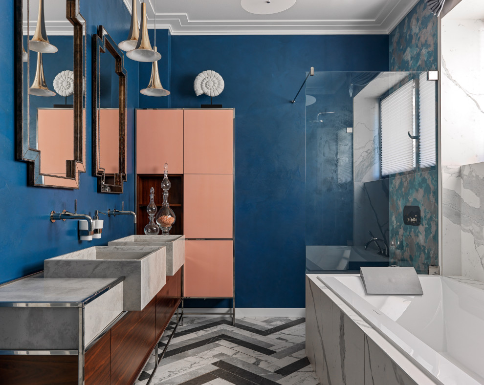 Идея дизайна: маленькая главная ванная комната в стиле неоклассика (современная классика) с плоскими фасадами, темными деревянными фасадами, полновстраиваемой ванной, душем без бортиков, инсталляцией, синей плиткой, плиткой из известняка, синими стенами, полом из керамогранита, раковиной с несколькими смесителями, столешницей из искусственного кварца, разноцветным полом, душем с распашными дверями и серой столешницей для на участке и в саду
