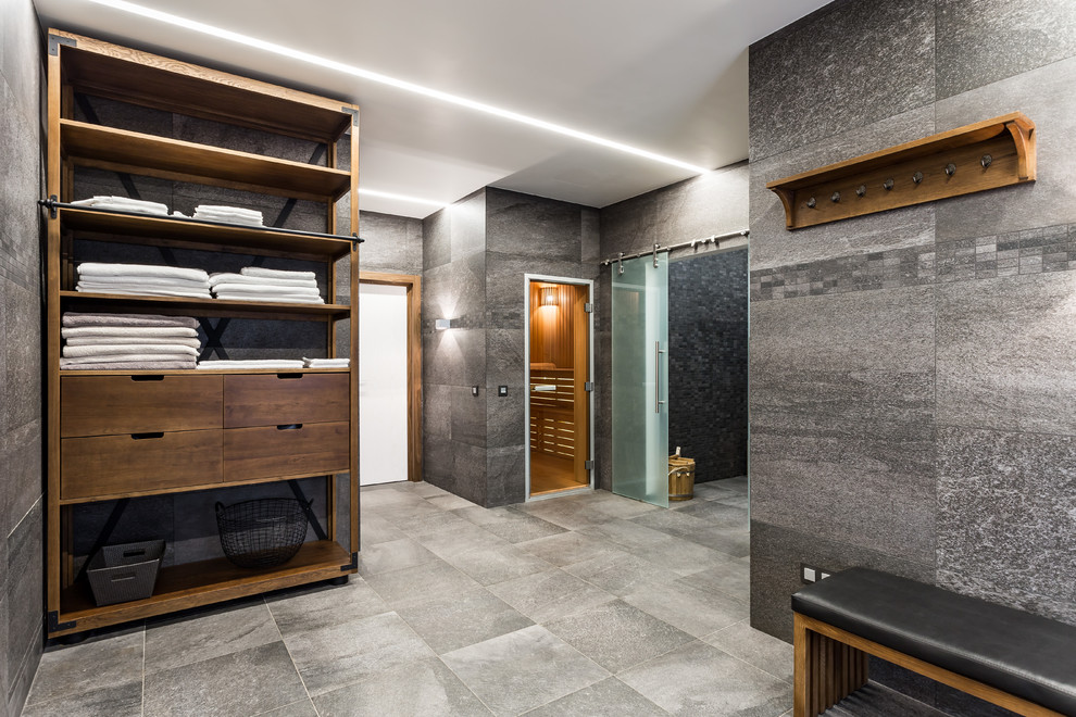 Esempio di una sauna design di medie dimensioni con zona vasca/doccia separata, piastrelle grigie, piastrelle in gres porcellanato, pareti grigie, pavimento in gres porcellanato, pavimento grigio e porta doccia scorrevole