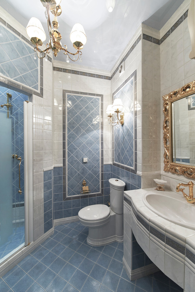 Großes Klassisches Duschbad mit Duschnische, Toilette mit Aufsatzspülkasten, blauen Fliesen, Keramikfliesen, blauer Wandfarbe, Keramikboden, Unterbauwaschbecken, blauem Boden und Falttür-Duschabtrennung in Moskau