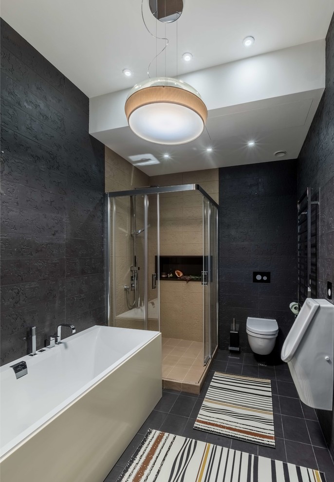 Cette photo montre une salle de bain principale tendance avec un urinoir et un carrelage noir.