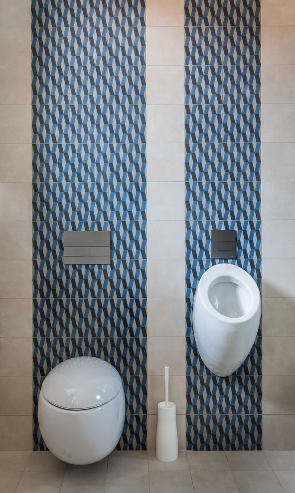 Идея дизайна: туалет в современном стиле с писсуаром, синей плиткой и бежевой плиткой