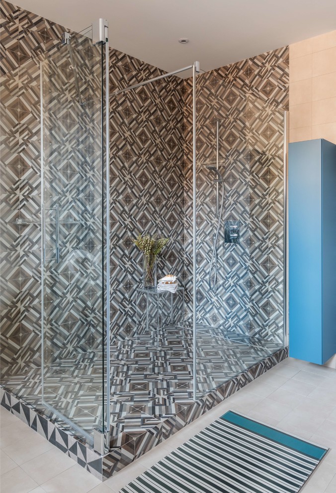 Idee per una stanza da bagno con doccia minimal con porta doccia a battente