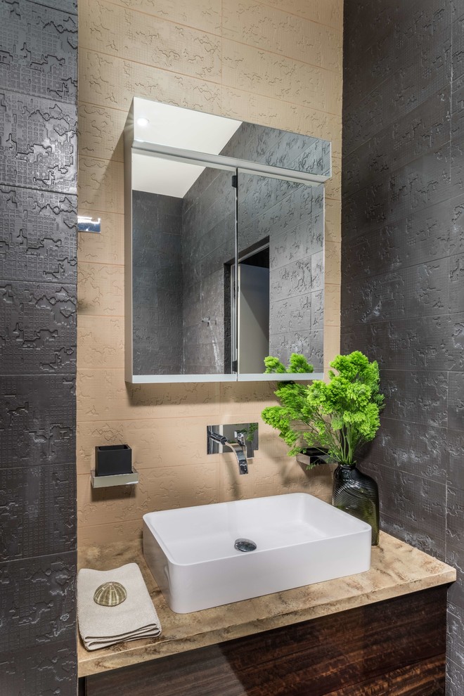 Источник вдохновения для домашнего уюта: ванная комната в современном стиле с бежевой плиткой, серой плиткой и настольной раковиной