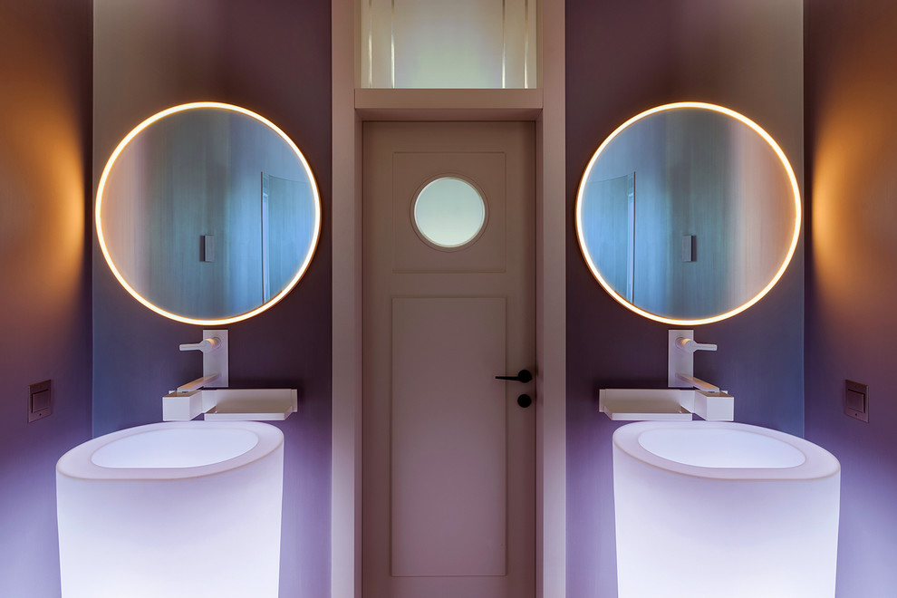 Foto de cuarto de baño principal contemporáneo de tamaño medio con paredes púrpuras y lavabo con pedestal