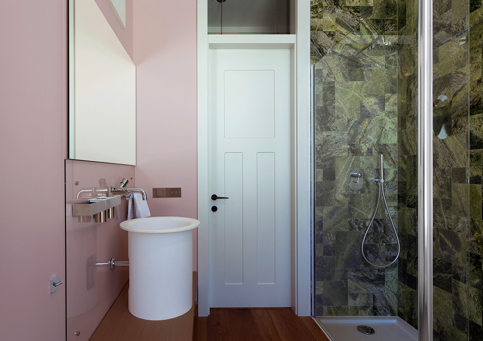 Diseño de cuarto de baño contemporáneo de tamaño medio con ducha esquinera, baldosas y/o azulejos de piedra, paredes multicolor, aseo y ducha, lavabo sobreencimera y suelo de madera en tonos medios