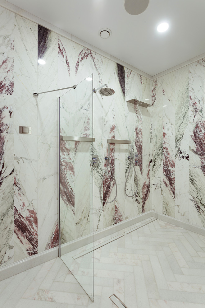 На фото: ванная комната среднего размера в современном стиле с двойным душем, разноцветными стенами, душевой кабиной и открытым душем с