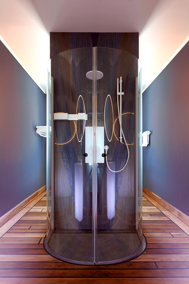Diseño de cuarto de baño infantil actual de tamaño medio con ducha doble, paredes multicolor y suelo de madera pintada