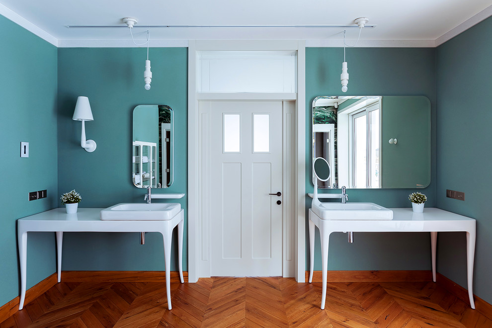 На фото: главная ванная комната в современном стиле с зелеными стенами, накладной раковиной и паркетным полом среднего тона