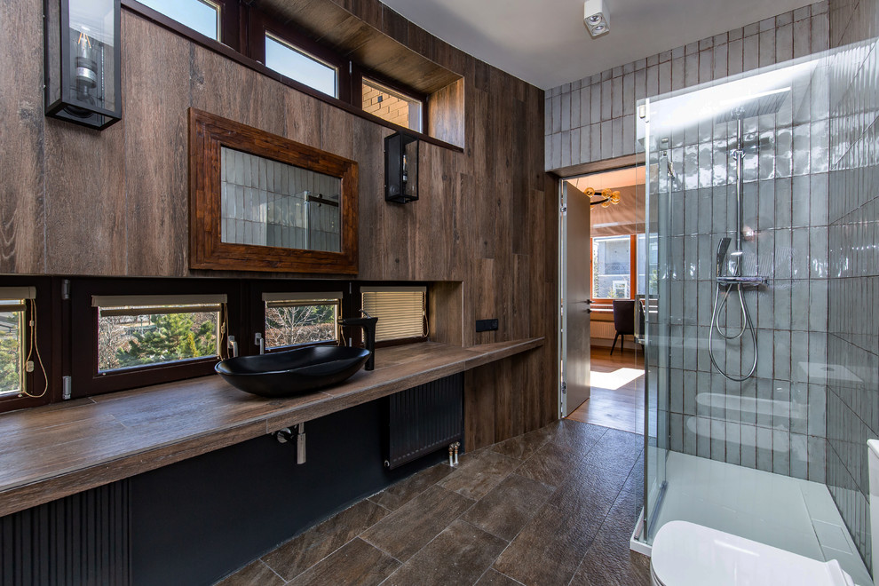 Пример оригинального дизайна: большая ванная комната в современном стиле с душевой кабиной, коричневым полом, настольной раковиной и коричневой столешницей