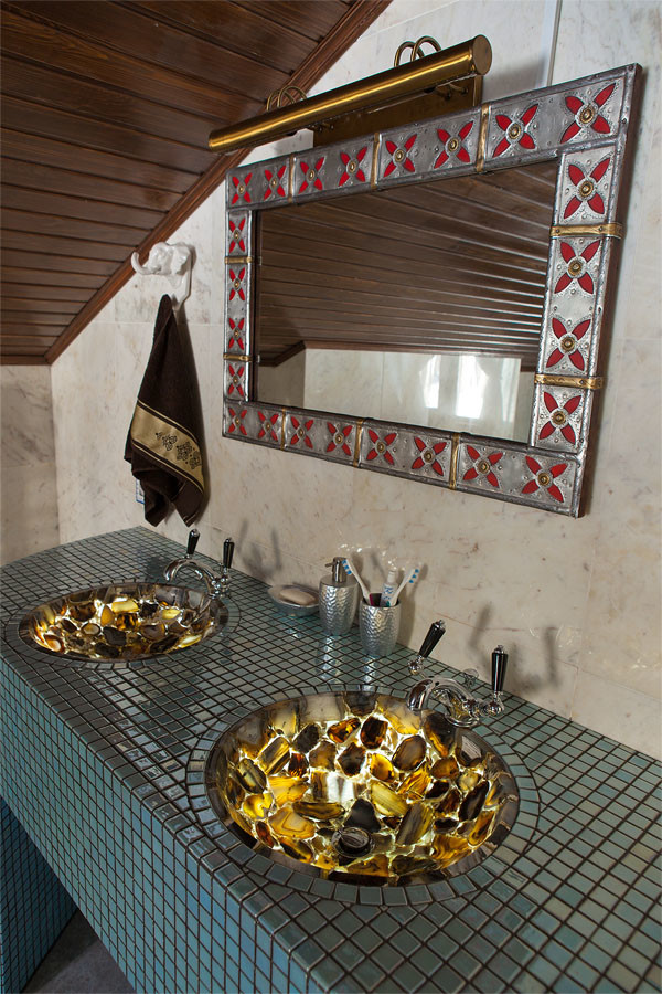 Пример оригинального дизайна: ванная комната в восточном стиле с бежевыми стенами, мраморным полом, столешницей из оникса и монолитной раковиной