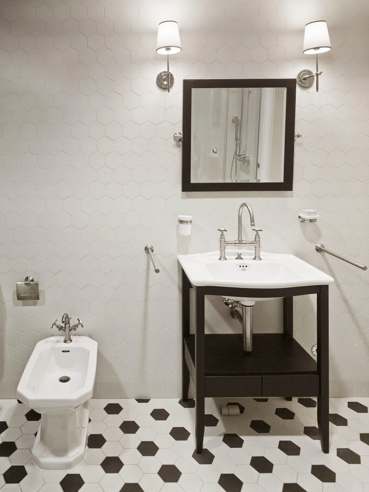 Ejemplo de cuarto de baño infantil actual de tamaño medio con baldosas y/o azulejos blancas y negros, bidé y lavabo tipo consola