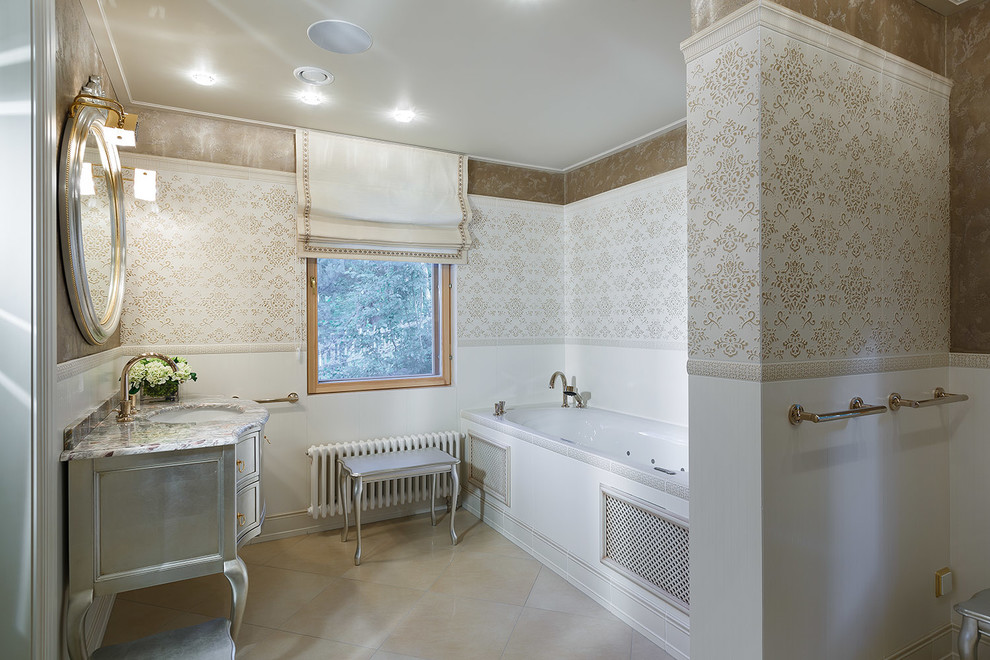 Ejemplo de cuarto de baño principal tradicional con bañera empotrada, baldosas y/o azulejos blancos, paredes marrones y suelo beige