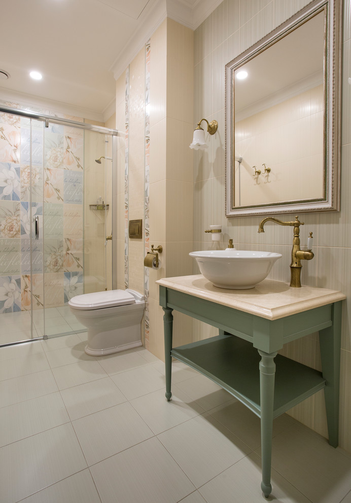 На фото: ванная комната в классическом стиле с зелеными фасадами, душем без бортиков, раздельным унитазом, бежевой плиткой, душевой кабиной и настольной раковиной с