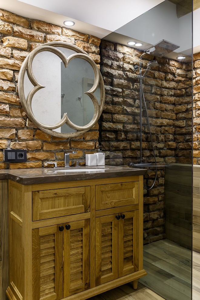 Immagine di una stanza da bagno con doccia industriale con ante a persiana, ante marroni, doccia alcova, pavimento beige e top grigio