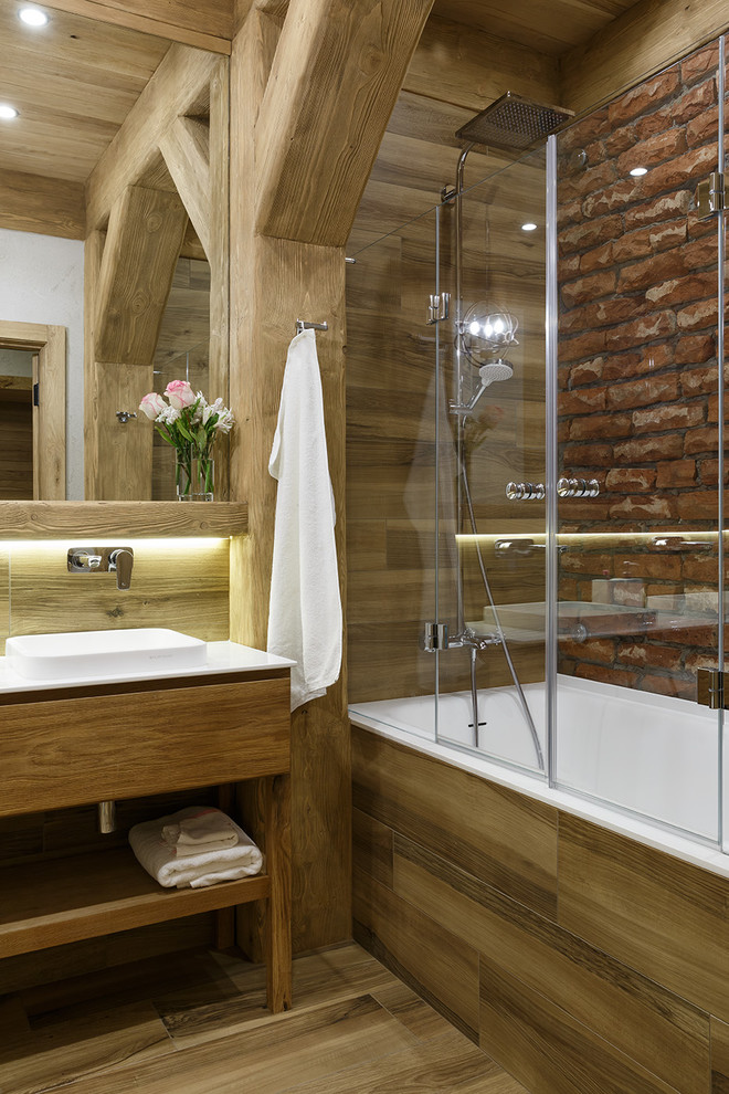 Industrial Badezimmer En Suite mit flächenbündigen Schrankfronten, hellbraunen Holzschränken, beigem Boden und weißer Waschtischplatte in Sankt Petersburg