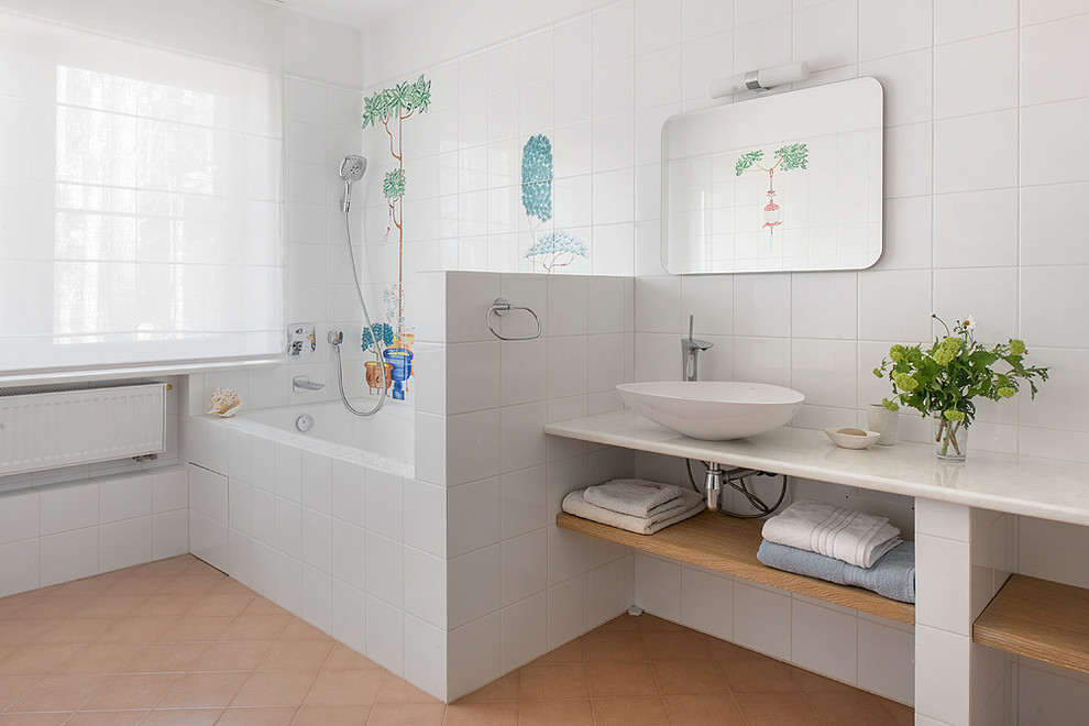 Стильный дизайн: ванная комната в современном стиле с настольной раковиной и коричневым полом - последний тренд