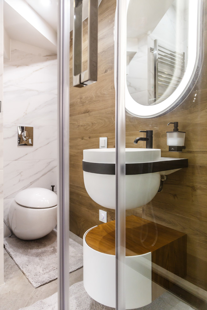 Свежая идея для дизайна: ванная комната в современном стиле с белыми фасадами, инсталляцией, душевой кабиной, подвесной раковиной и серым полом - отличное фото интерьера