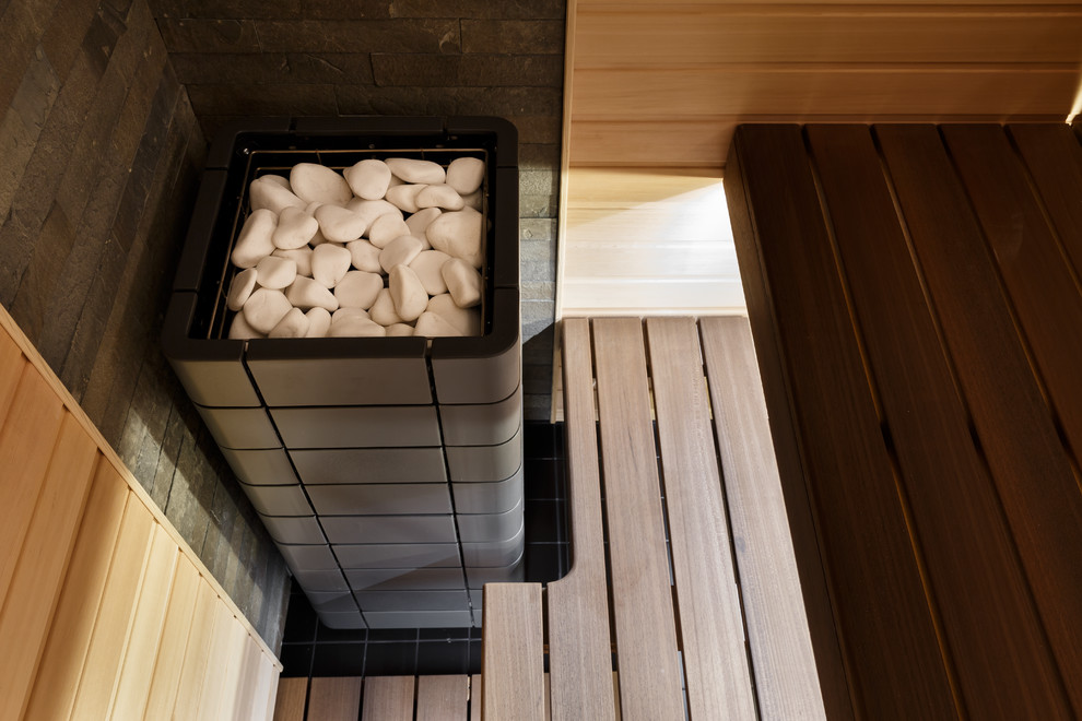 Пример оригинального дизайна: главная ванная комната в современном стиле с ванной в нише, открытым душем, коричневой плиткой и керамогранитной плиткой