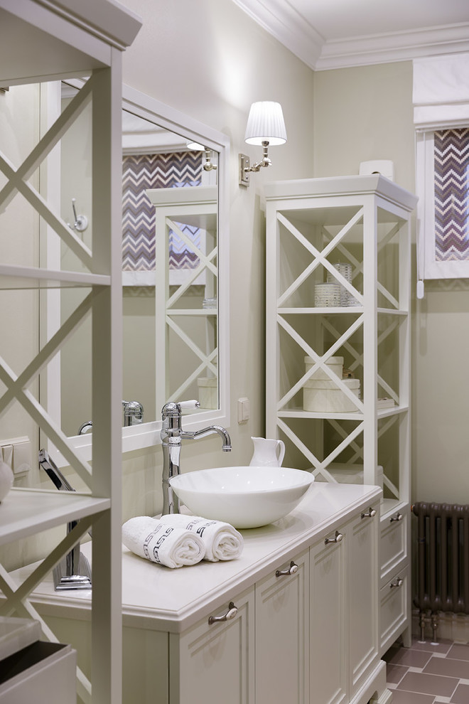 Klassisches Badezimmer mit beiger Wandfarbe und Aufsatzwaschbecken in Sankt Petersburg