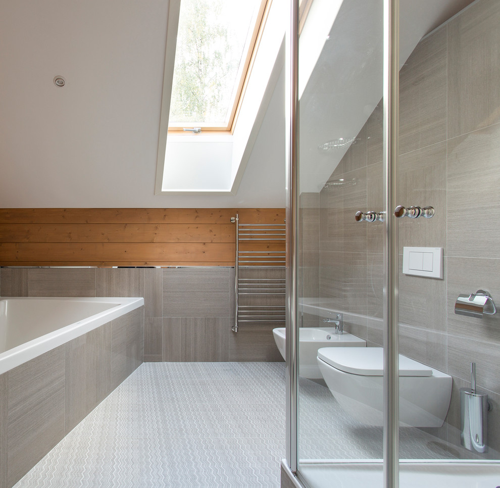 Cette photo montre une salle de bain principale tendance avec une douche d'angle, WC suspendus, des carreaux de porcelaine, une cabine de douche à porte battante, un sol gris, une baignoire posée et un mur gris.