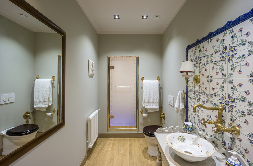 Inspiration för klassiska badrum, med grå väggar och ett fristående handfat