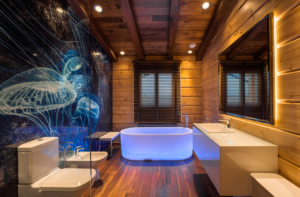 Immagine di una stanza da bagno padronale design con ante lisce, ante bianche, vasca freestanding, bidè, pareti marroni, lavabo da incasso e parquet scuro