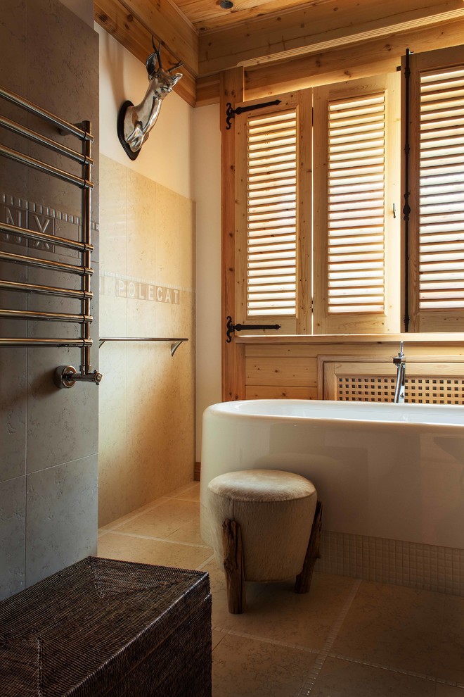 Cette image montre une salle de bain chalet avec une baignoire indépendante.