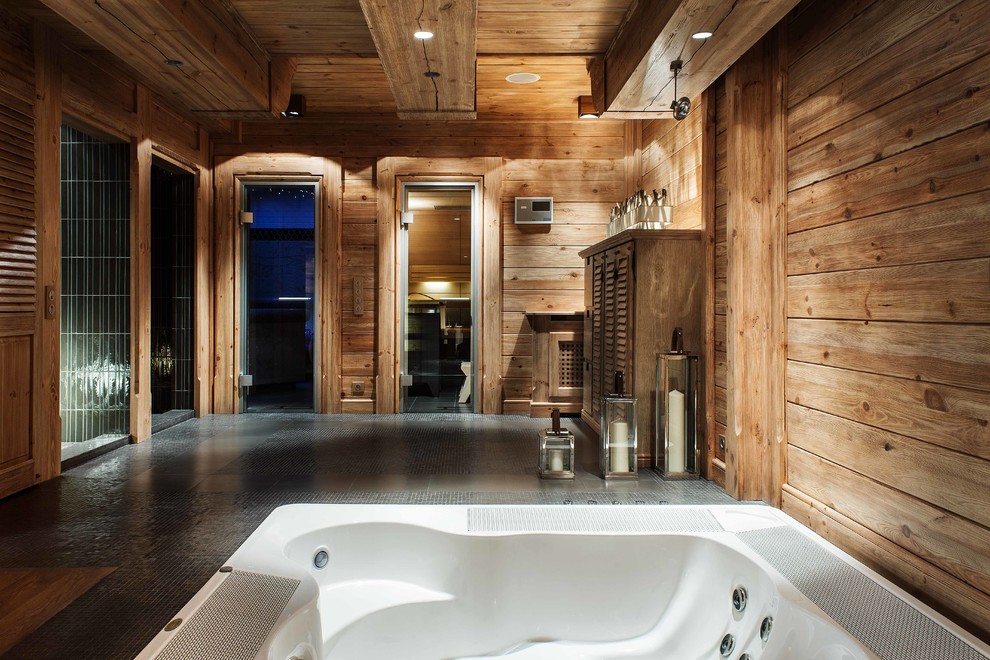 На фото: ванная комната в стиле рустика с гидромассажной ванной и душем в нише с