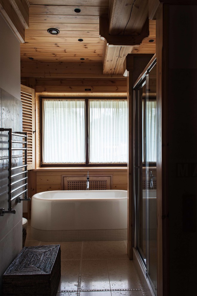 Foto di una stanza da bagno stile rurale con vasca freestanding e doccia alcova